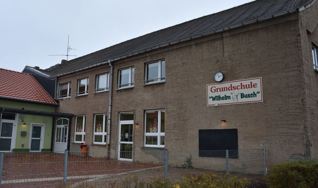 Die Fassade der Grundschule hat Risse, das Dach besteht aus Asbest. Links der Mensa-Neubau.
