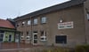 Die Fassade der Grundschule hat Risse, das Dach besteht aus Asbest. Links der Mensa-Neubau.