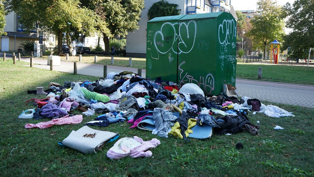 Der übervoller Kleidercontainer in der kleinen Geschwister-Scholl-Straße wurde inzwischen geleert.