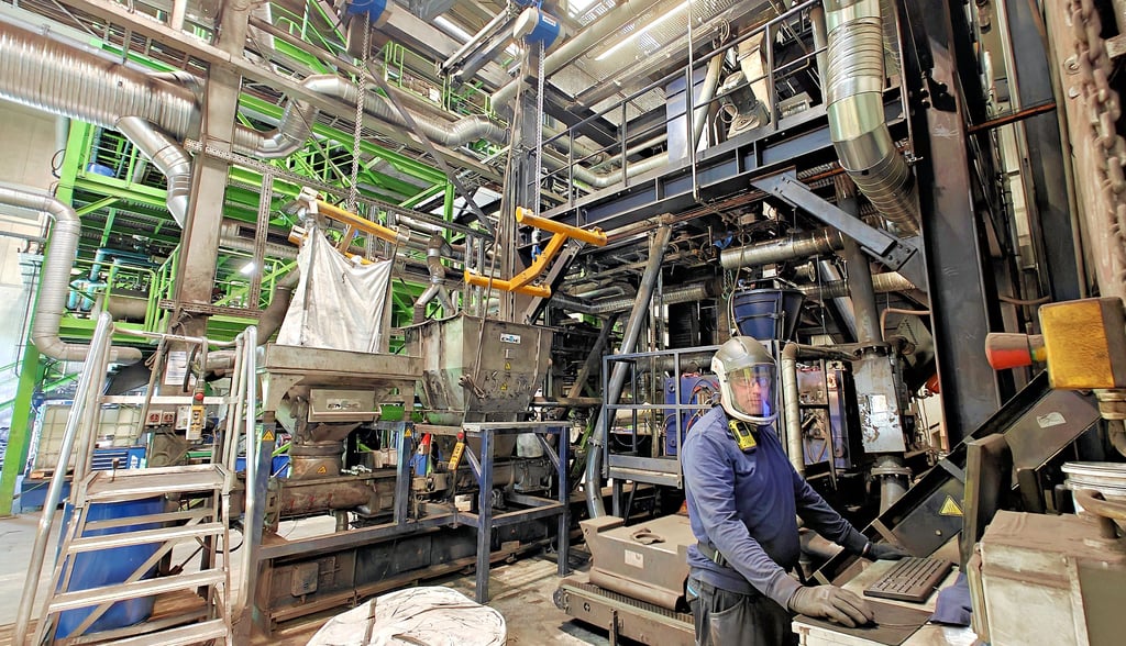 In der Vakuumdestillation (grün) und der Brikettierung werden aus Metallschlämmen Metall-Briketts. Christian Ronniger überwacht den Prozess.
