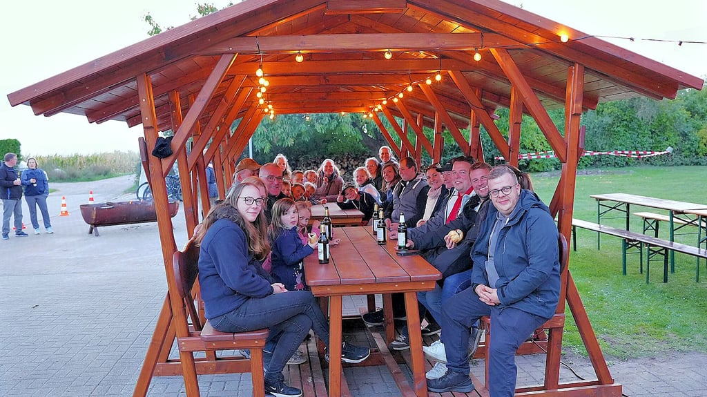 Vor dem Feuerwehrhaus in Döbbelin stehen nun zwei neue Unterstände mit Bänken und Tischen. Mit einem Fest sind sie eingeweiht worden.