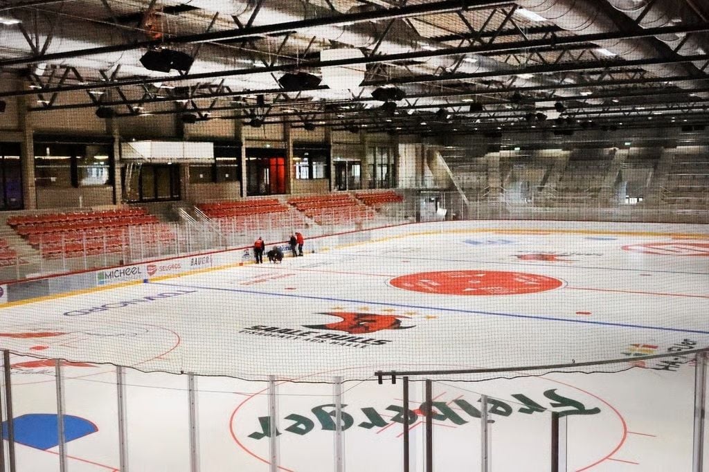 In der Arena in Halle wird das Eis bereits aufgebaut. Noch fehlt der neue Videowürfel.