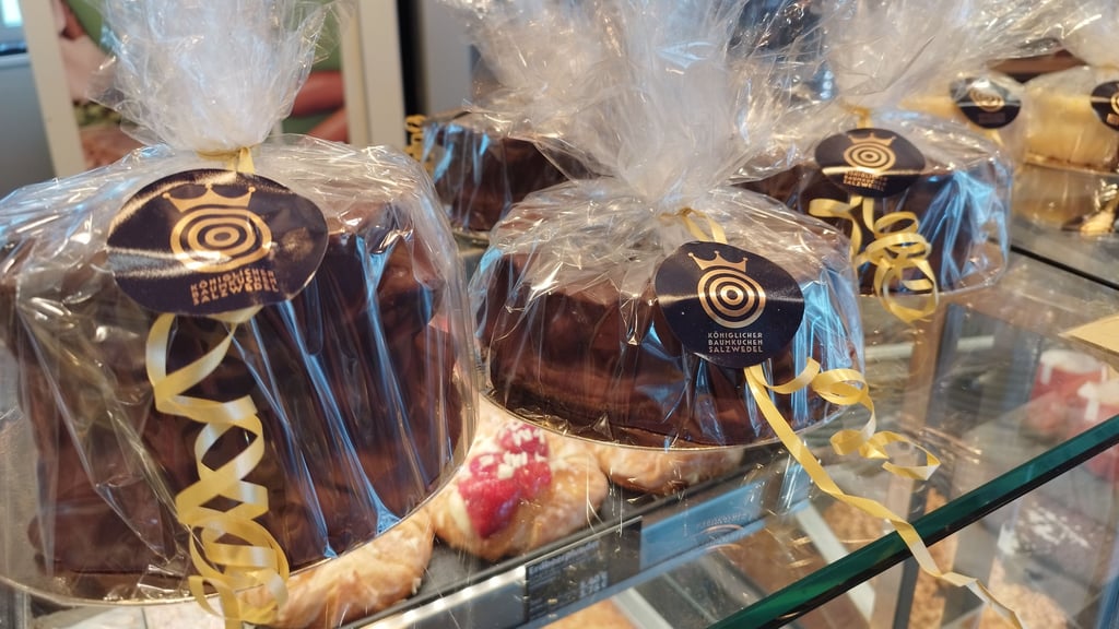 Festlich verpackt lockt der Königliche Salzwedeler Baumkuchen auf einer Ladentheke in Salzwedel.