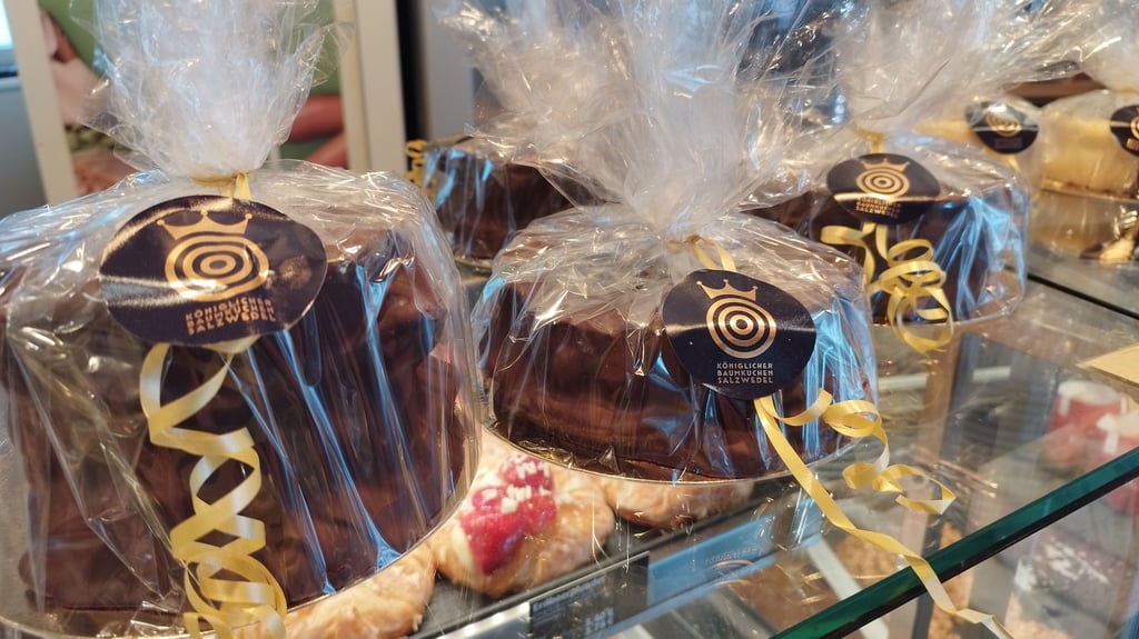 Festlich verpackt lockt der Königliche Salzwedeler Baumkuchen auf einer Ladentheke in Salzwedel.