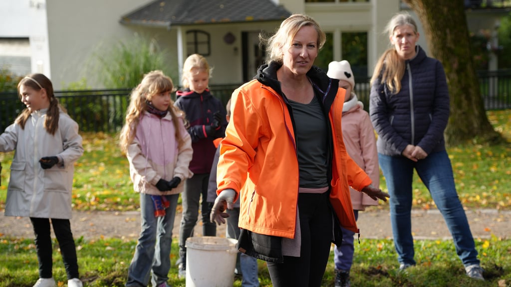 Susanne Rudel vom Stendaler Imkerverein hat für die Kinder ein Bienenquiz vorbereitet.
