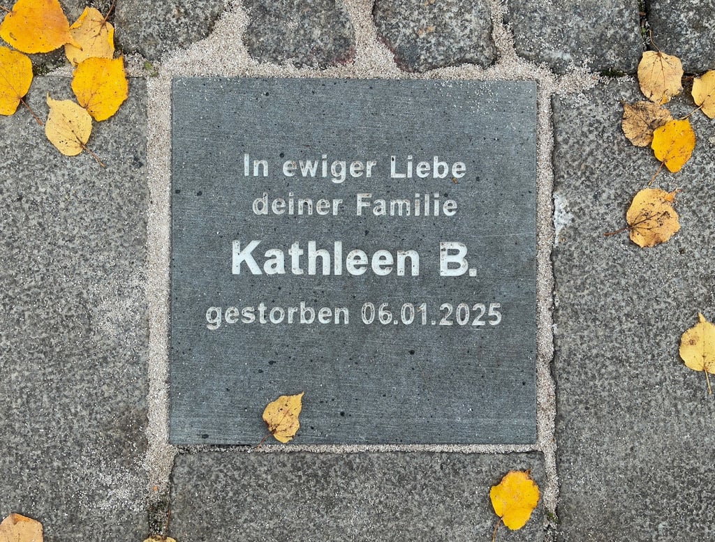 Eine der Gedenkplatten für Opfer des Anschlages auf dem Weihnachtsmarkt in Magdeburg vom 20. Dezember 2024.