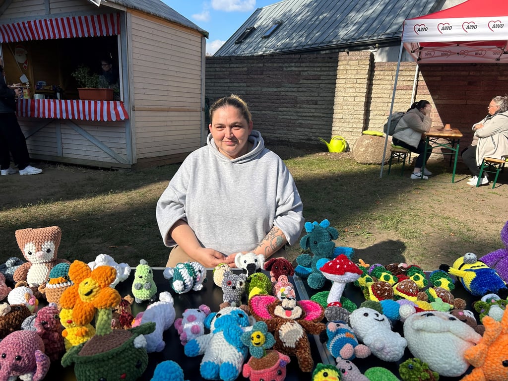 Bea Puiu aus Magdeburg-Fermersleben beim Fest zum zehnjährigen Bestehen des Saftladens. Ihr hilft das Häkeln bei der Suchtbewältigung.
