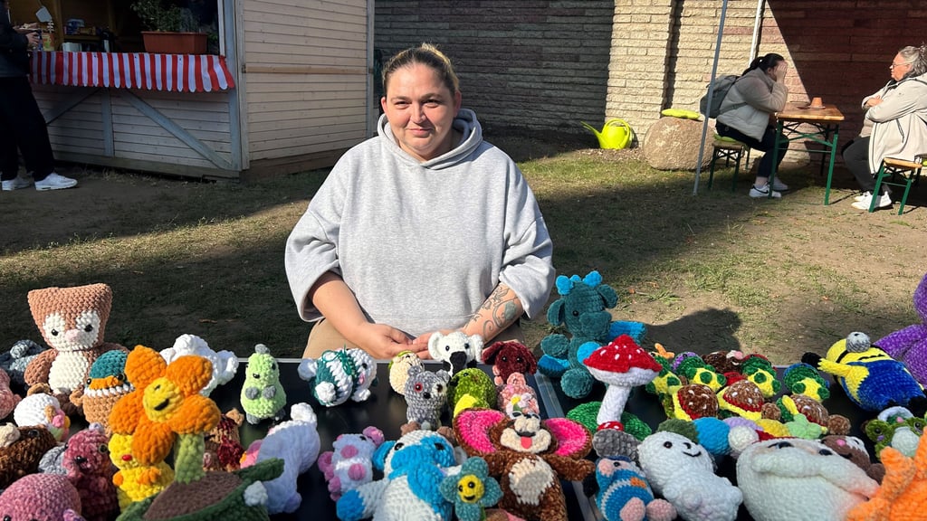 Bea Puiu aus Magdeburg-Fermersleben beim Fest zum zehnjährigen Bestehen des Saftladens. Ihr hilft das Häkeln bei der Suchtbewältigung.