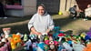 Bea Puiu aus Magdeburg-Fermersleben beim Fest zum zehnjährigen Bestehen des Saftladens. Ihr hilft das Häkeln bei der Suchtbewältigung. 
