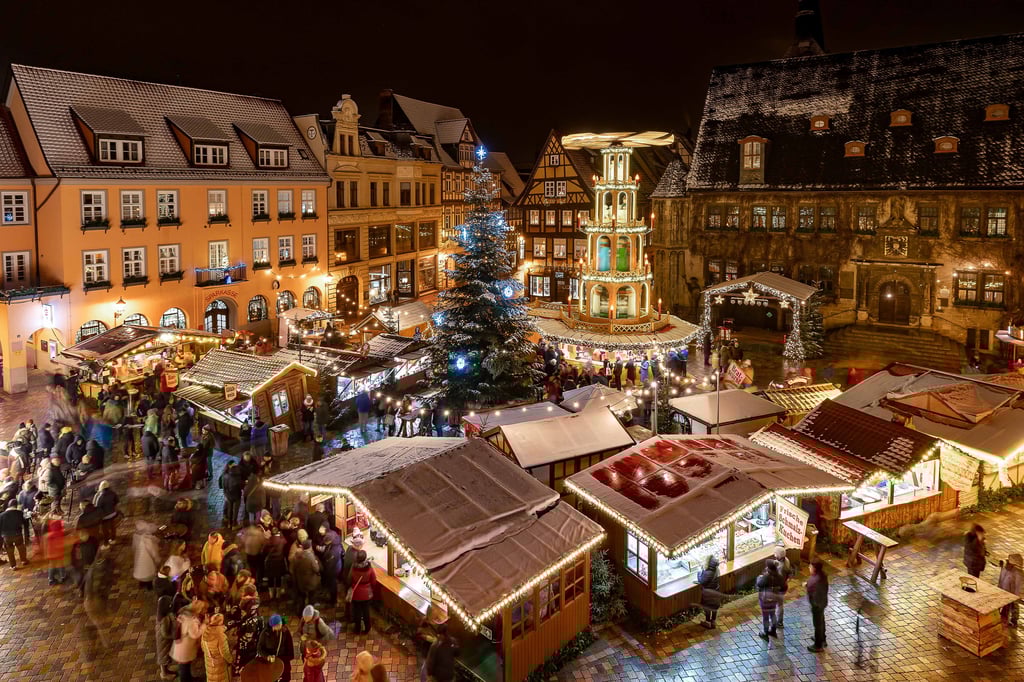 Mit der Eröffnung des Weihnachtsmarktes startet auch wieder die Aktion „Zauber der Adventsstadt“, bei der Schaufenster besonders dekoriert werden.