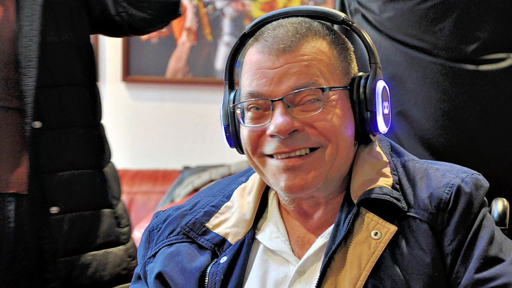 Marcus Graubner vom Inklusionsbeirat des Landkreises Stendal testet die neuen Kopfhörer im Theater der Altmark in Stendal.