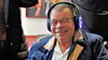 Marcus Graubner vom Inklusionsbeirat des Landkreises Stendal testet die neuen Kopfhörer im Theater der Altmark in Stendal.