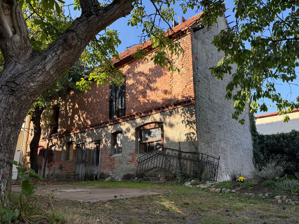 Auch in dieses ehemalige Stallgebäude auf dem Kulturhof, dessen Vorderhaus bereits renoviert ist, soll nun investiert werden.