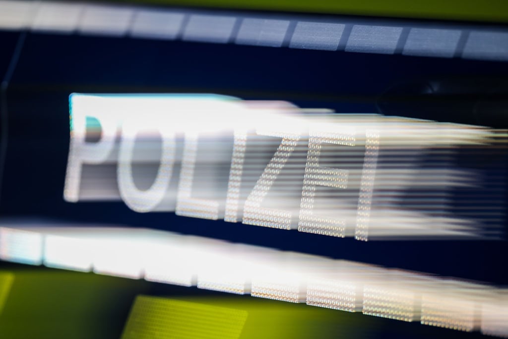 Ein Senior ist einem falschen Polizeibeamten auf den Leim gegangen. (Symbolbild)