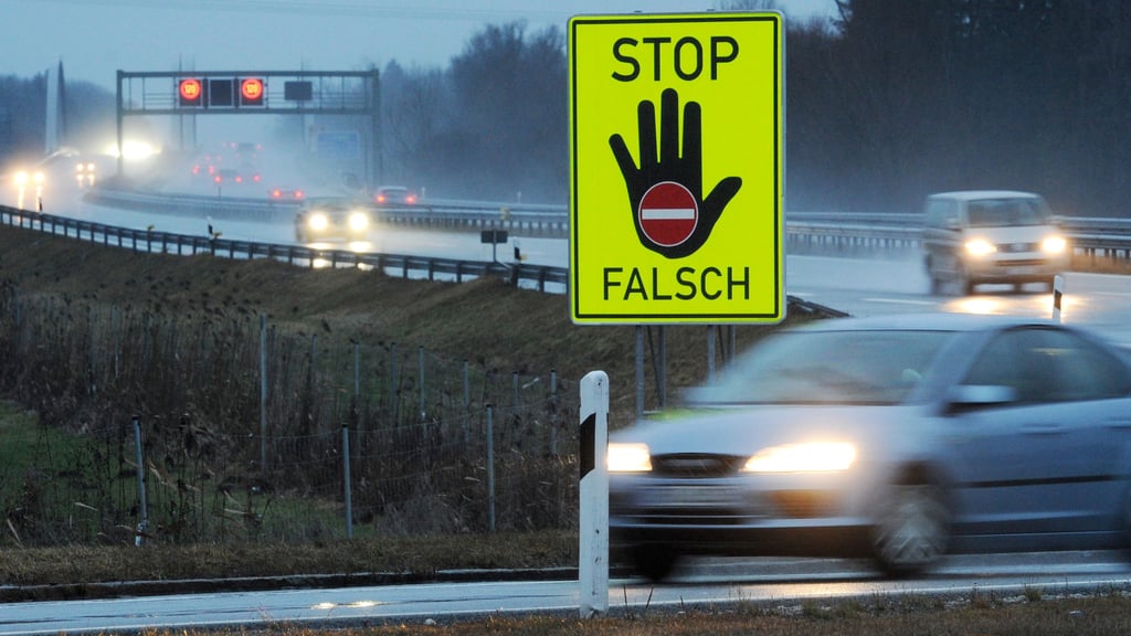 Trotz Warnschildern fahren immer wieder Geisterfahrer auf Autobahnen auf - in der Nacht zum Donnerstag (16.10.2025) gab einen solchen Fall auf der Autobahn 36.