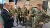 Brigadegeneral Christoph Huber begrüßt Sachsen-Anhalts Ministerpräsident Reiner Haseloff (CDU).