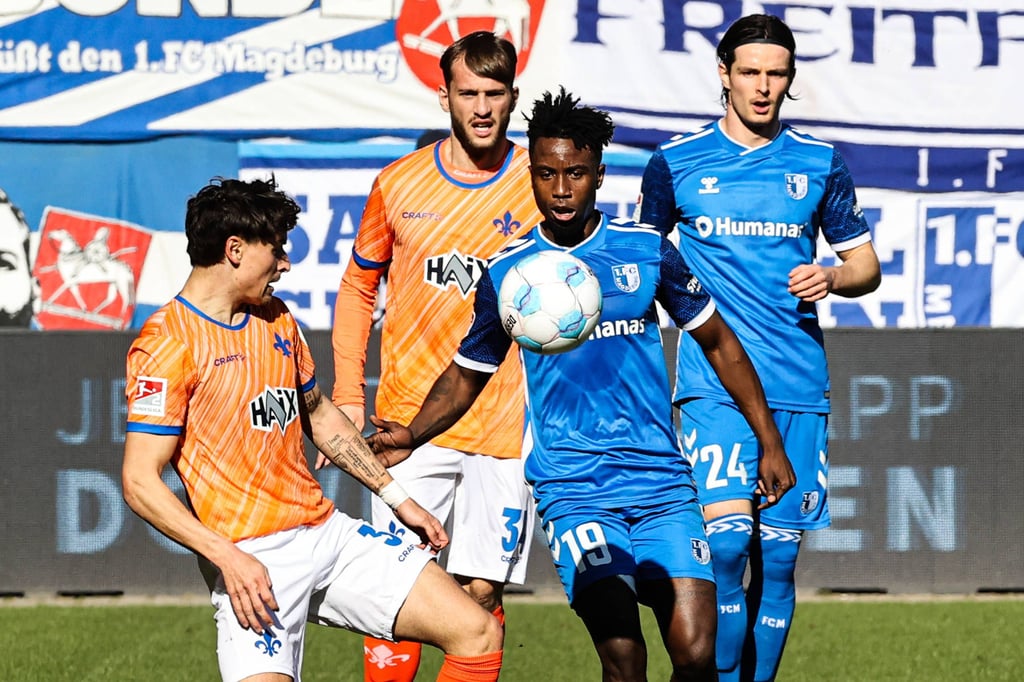 Der 1. FC Magdeburg ist am Sonntag (19. Oktober 2025) beim SV Darmstadt 98 zu Gast. Wir erklären, wo Fans das Spiel live im Stream und TV verfolgen können.