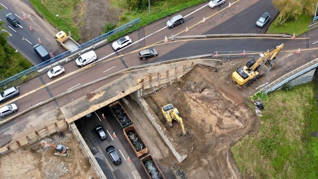 Gut zu sehen: Diese Brücke am Rennbahnkreuz ist schon fast abgerissen.