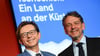 Tomas Kubícek (r), Direktor der Mährischen Landesbibliothek und Projektleiter des tschechischen Ehrengastauftritts, sowie Martin Krafl, Programmmanager des tschechischen Ehrengastauftritts, auf der Frankfurter Buchmesse.