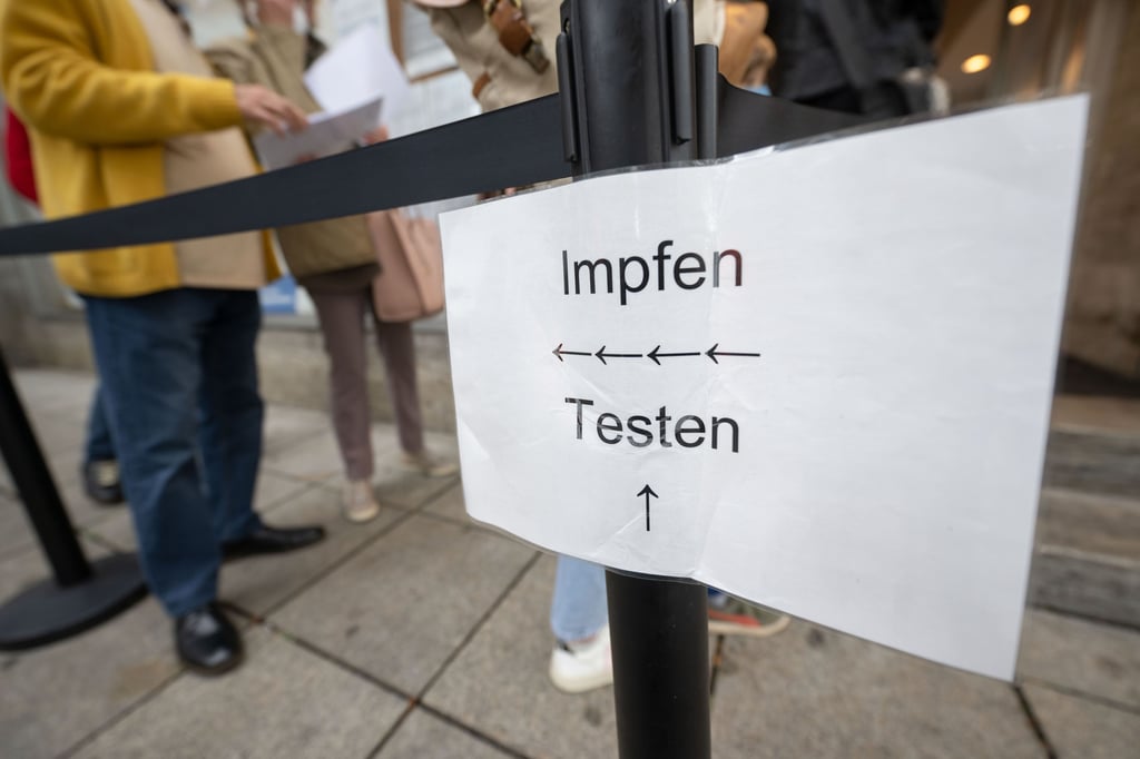 Lange vorbei: Impfen und Testen. Dabei ist die Impfung gegen das Corona-Virus für bestimmte Gruppen weiterhin sinnvoll.