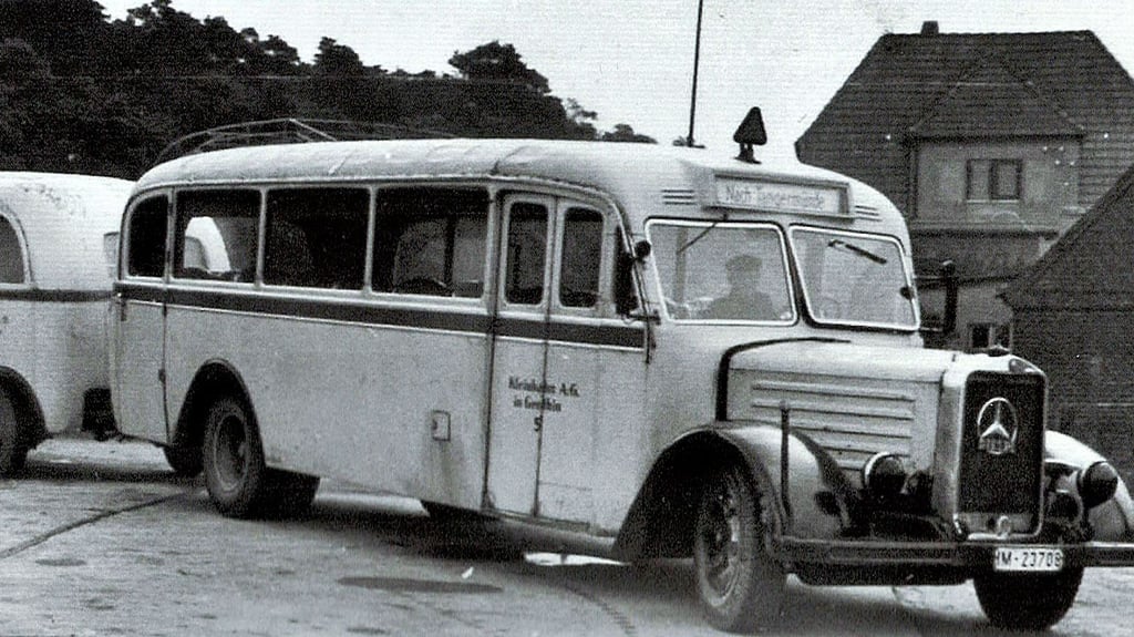 Mit diesem Mercedes-Bus mit Anhänger der Kleinbahn (etwa 1942) ging es von Jerichow nach Tangermünde.