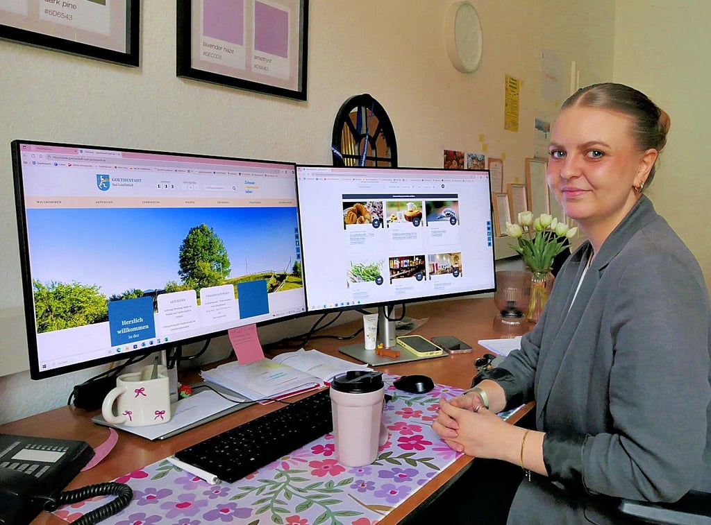 Celine-Michelle Mehlis zeigt die neue Website. 