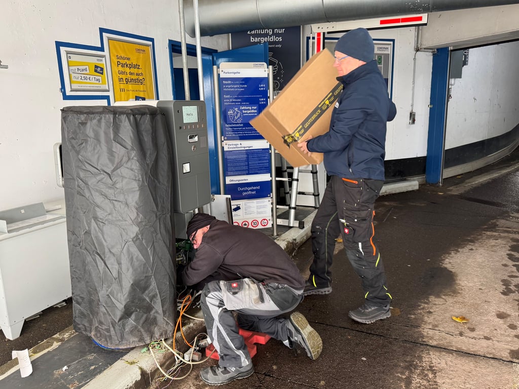 Techniker Olaf Zimmermann von der Firma Scheidt&Bachmann (unten) und Contipark-Regionalleiter Sven Thomsen bei Arbeiten an der Zufahrt im Parkhaus der Rathauspassagen Halberstadt.