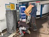 Techniker Olaf Zimmermann von der Firma Scheidt&Bachmann (unten) und Contipark-Regionalleiter Sven Thomsen bei Arbeiten an der Zufahrt im Parkhaus der Rathauspassagen Halberstadt.