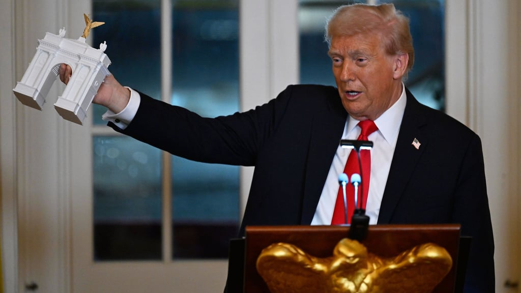 Trump stellte bei einem Spendendinner ein Modell für einen Triumphbogen in der US-Hauptstadt Washington vor.
