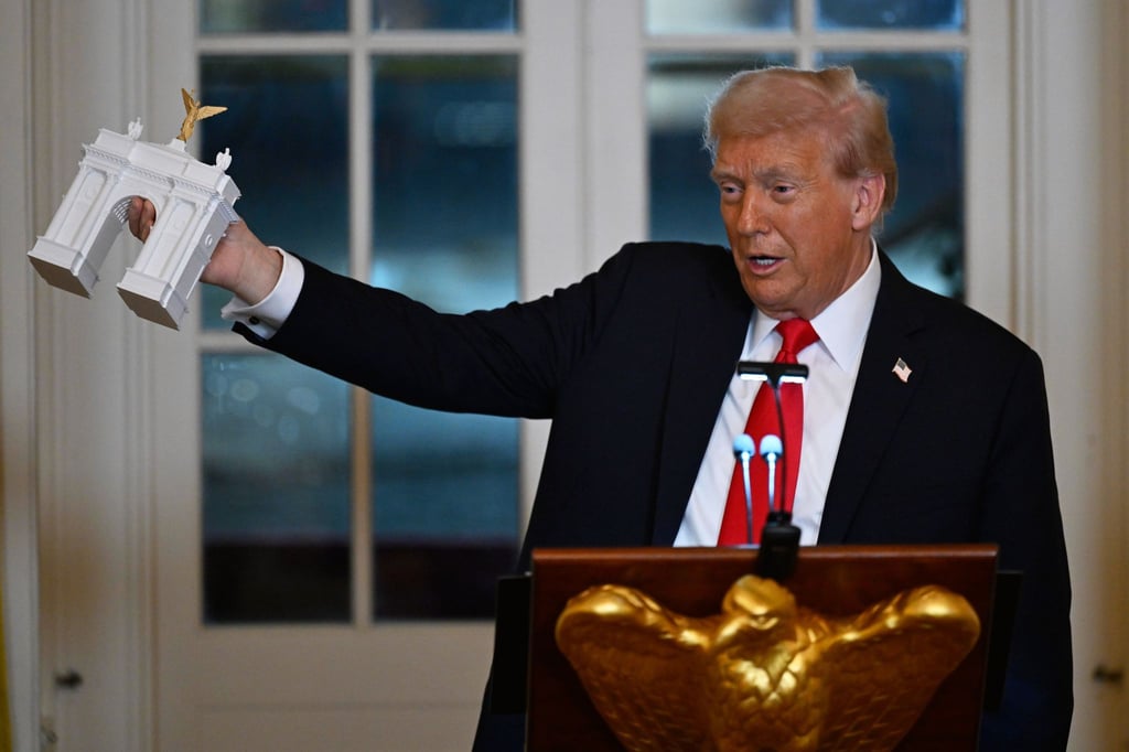 Trump stellte bei einem Spendendinner ein Modell für einen Triumphbogen in der US-Hauptstadt Washington vor.