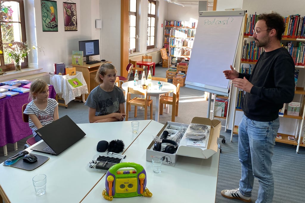 Vom Cassettenrecorder zum mobilen Podcaststudio. Volksstimme-Redakteur Robert Sonntag erläuterte Audioaufnahmen früher und heute.