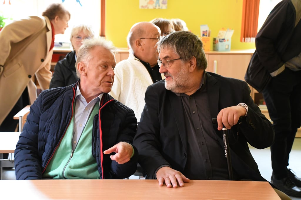 Probesitzen auf kleinen Stühlen beim Klassentreffen 50 Jahre Abi 2025 Gardelegen