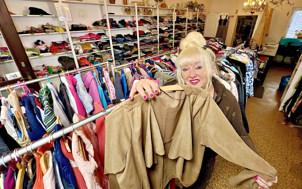 Carola Bernstiel verkauft für wenig Geld im Füreiander-Laden an der Auguststraße Second-Hand-Kleidung.