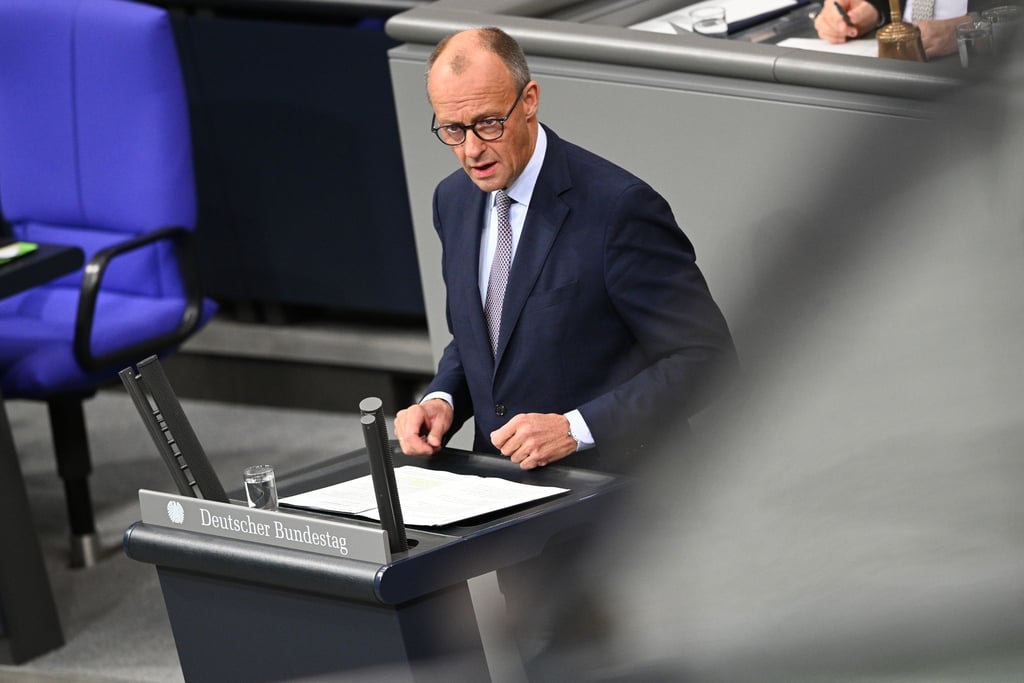 Bundeskanzler Friedrich Merz (CDU) äußert sich in seiner Regierungserklärung im Bundestag gleich zu Beginn zum in Ägypten unterzeichneten Gaza-Friedensplan von US-Präsident Donald Trump.