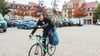 Mit seinem türkisen Rennrad macht sich Haldensleber Bürgermeister Bernhard Hieber (SPD) auf den Weg.
