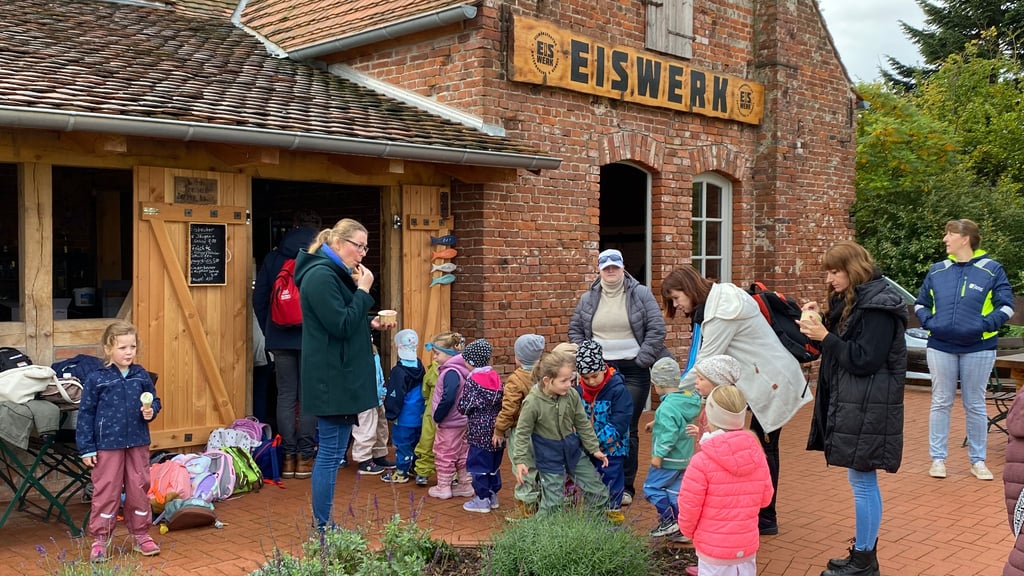 Zum Abschluss der Saison wurden 150 Kinder aus der Gemeinde Elbe-Parey in das Eiswerk in Zerben eingeladen.