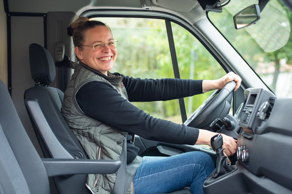 Anika Schwarz steuert ihren Bäcker-Transporter über die Dörfer.