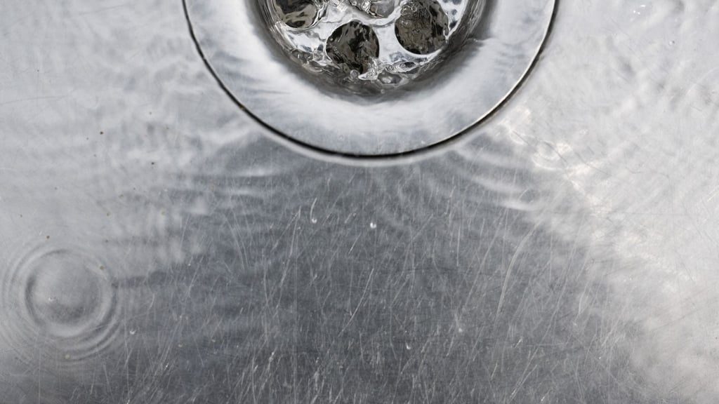 Einfach das Wasser laufenlassen - oft hilft das schon, wenn aus dem Abfluss unangenehme Gerüche aufsteigen.