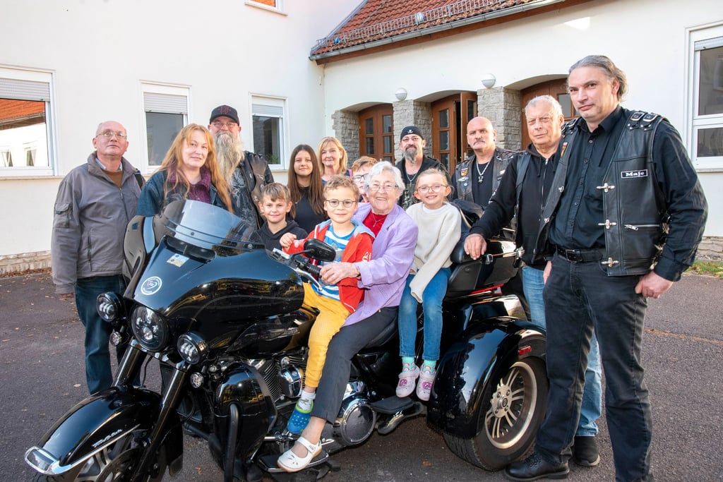 Elisabeth Rauchfuß hat zu ihrem 90. Geburtstag Geld gesammelt - und das Geld den Dessauer Bikern mit Herz übergeben. Für das Dankeschön-Foto ging es für die Rentnerin auf eine Harley.