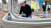 Beim 3D-Gebäudedruck trägt ein Portaldrucker den Beton in Streifen auf – dadurch entstehen die Wände mit einer Rillenoptik.