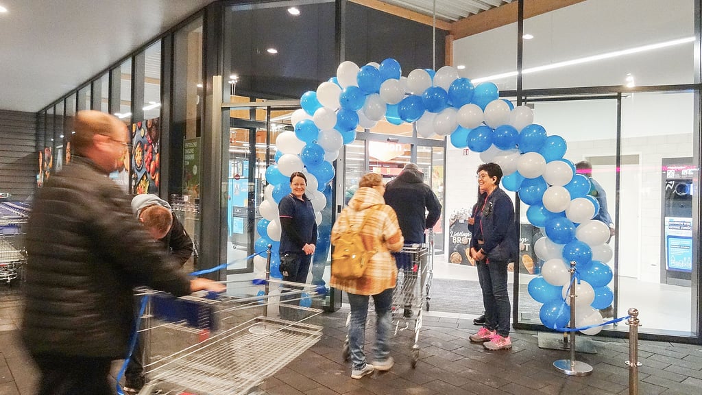 Die ersten Kunden des neuen Aldi-Marktes an der Karl-Marx-Straße in Osterburg (Altmark) wurden am Donnerstag, 25. Oktober 2025, von den Mitarbeitern begrüßt.