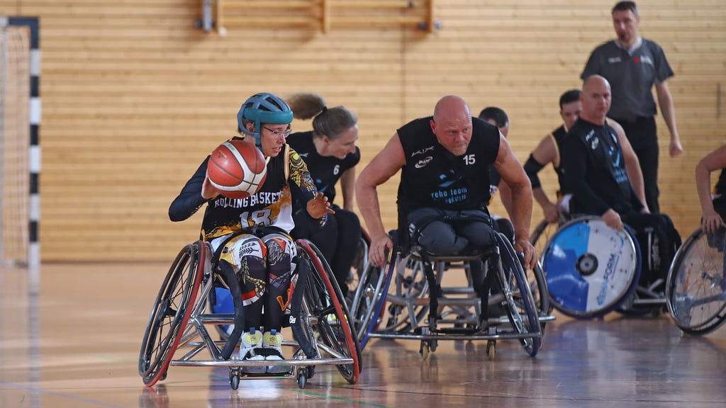 Ronja Holze (am Ball) wird auch in der neuen Saison das Spiel der Rolling Baskets dirigieren.