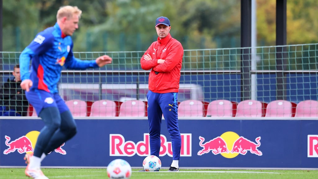 Xaver Schlager trainiert, ohne Werner schaut zu.