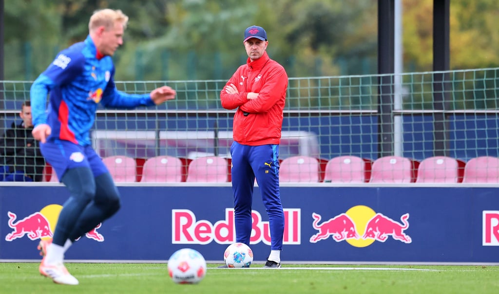 Xaver Schlager trainiert, ohne Werner schaut zu.