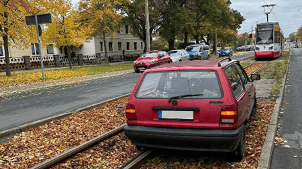 Infolge eines Unfalls auf der Hans-Neupert-Straße in Halberstadt ist ein Pkw im Gleisbett gelandet.