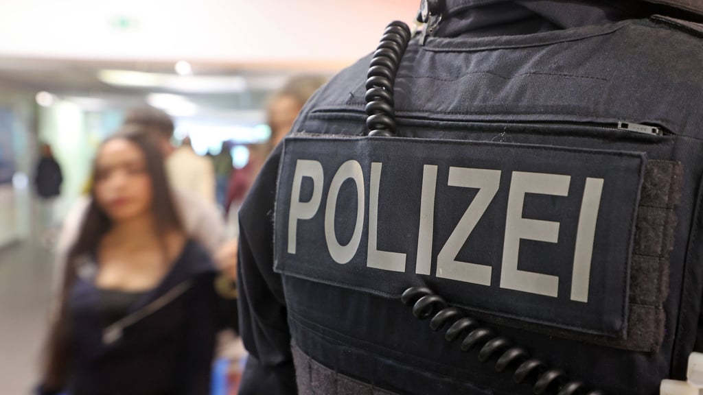 In einem Regionalexpress ist eine Frau sexuell belästigt worden.