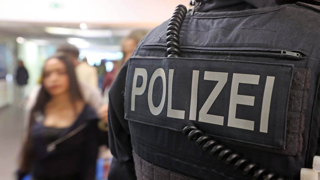 In einem Regionalexpress ist eine Frau sexuell belästigt worden.