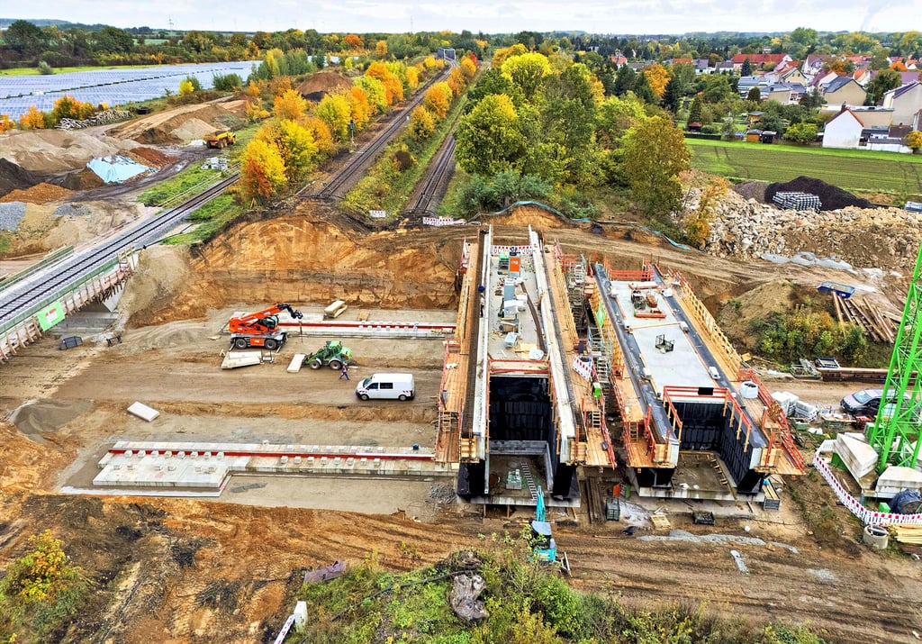 Das Foto zeigt sehr gut, was in Zeitz wirklich passierte: Links die im Juni eingeschobene Brücke mit Gleis, wo auch schon Züge fuhren. Rechts warten die zwei neuen Brücke darauf, dass sie an ihren Platz geschoben und an die Gleise angebunden werden.
