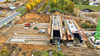 Das Foto zeigt sehr gut, was in Zeitz wirklich passierte: Links die im Juni eingeschobene Brücke mit Gleis, wo auch schon Züge fuhren. Rechts warten  die zwei neuen Brücke darauf, dass sie an ihren Platz geschoben und an die Gleise angebunden werden.
