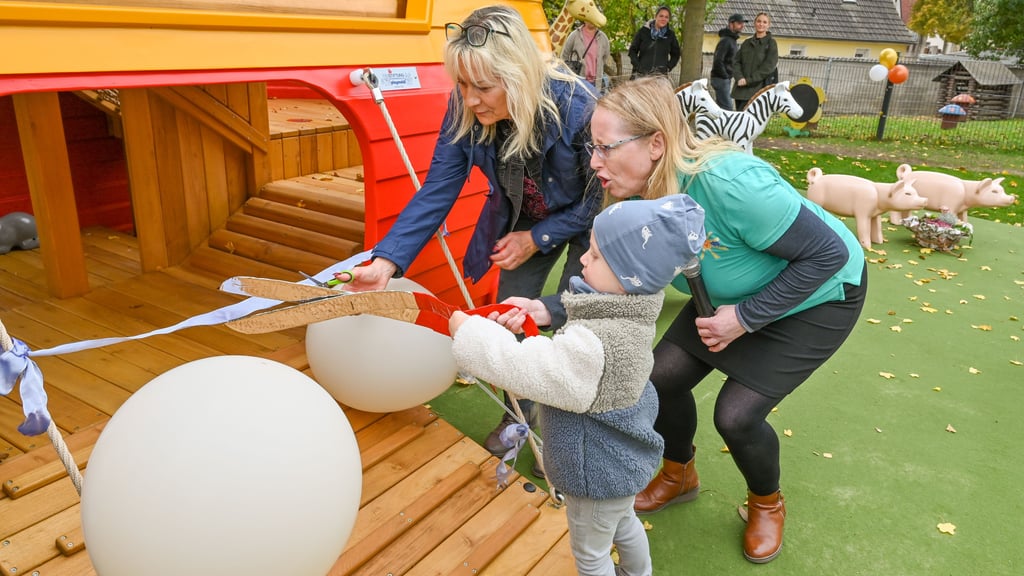 Kitaleiterin Diana Schiffner (links) und Kerstin Seeger, die Vorsitzende des Fördervereins der Kita „Sonnenschein“ in Hohendodeleben freuen sich mit den Kindern über die neue Arche.